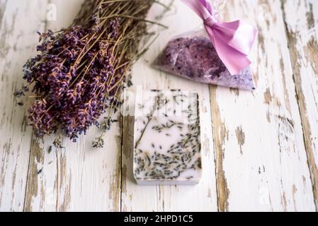 naturale lavanda viola, viola eco bellezza sapone fatto a mano erbe. spugna luffa, argilla per fare maschera viso o corpo Foto Stock