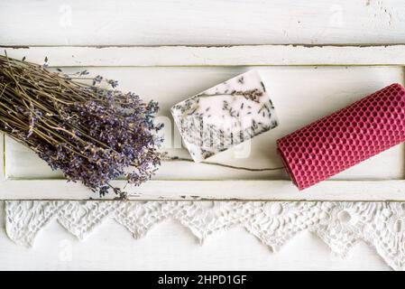 naturale lavanda viola, viola eco bellezza sapone fatto a mano erbe. spugna luffa, argilla per fare maschera viso o corpo Foto Stock