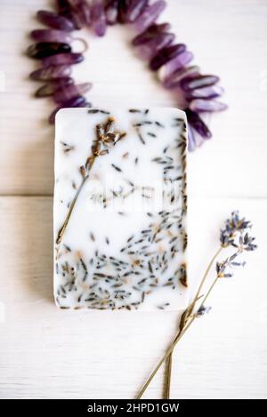 naturale lavanda viola, viola eco bellezza sapone fatto a mano erbe. spugna luffa, argilla per fare maschera viso o corpo Foto Stock