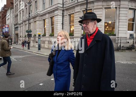 Il Signore della città e il socio attraversano una strada trafficata nel centro di Londra Regno Unito Foto Stock