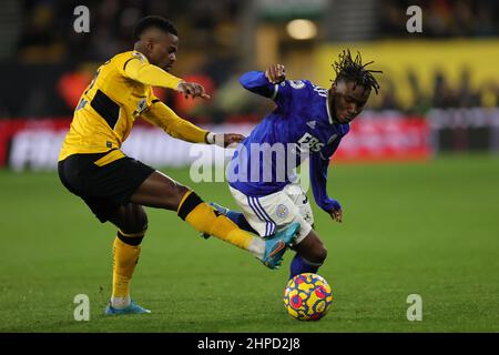 WOLVERHAMPTON, REGNO UNITO. FEB 19TH. Nelson Semedo of Wolves sfida Ademola Lookman di Leicester City durante la partita della Premier League tra Wolverhampton Wanderers e Leicester City a Molineux, Wolverhampton domenica 20th febbraio 2022. (Credit: James Holyoak | MI News ) Credit: MI News & Sport /Alamy Live News Foto Stock