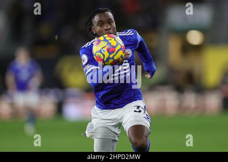 WOLVERHAMPTON, REGNO UNITO. FEB 19TH. Ademola Lookman di Leicester City insegue la palla durante la partita della Premier League tra Wolverhampton Wanderers e Leicester City a Molineux, Wolverhampton domenica 20th febbraio 2022. (Credit: James Holyoak | MI News ) Credit: MI News & Sport /Alamy Live News Foto Stock