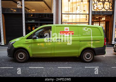 Royal Mail van su Old Bond Street a Londra. Di solito i furgoni Royal Mail sono rossi, ma questo è verde che registra il passaggio verso i veicoli elettrici Foto Stock