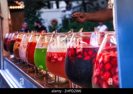 Bicchieri con punch di vari frutti colorati e ghiacciati. Foto Stock