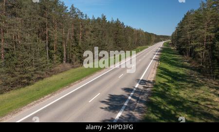 Vuoto Rural Highway tra Foresta con senza auto su di esso unico concetto di viaggiatore Foto Stock