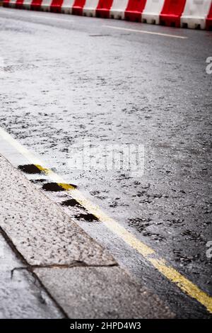 La pioggia di giorno per le strade di Londra Foto Stock