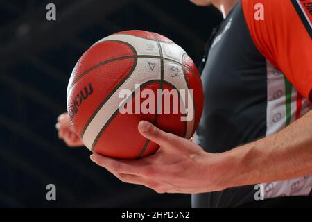 Pesaro, Italia. 20th Feb 2022. Palla LBA durante la finale otto - finale - AX Armani Exchange Olimpia Milano vs Bertram Desthona Basket, Italian Basketball Cup uomini a Pesaro, Italia, Febbraio 20 2022 Credit: Independent Photo Agency/Alamy Live News Foto Stock