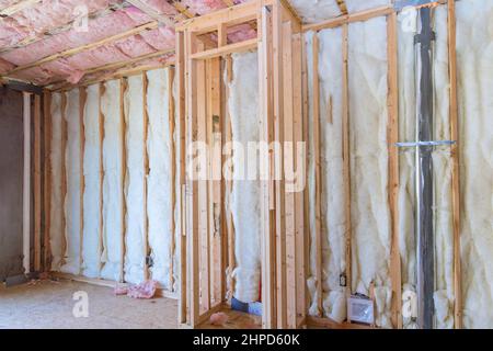 Pareti in legno con isolamento in fibra di vetro di lana di roccia per barriera fredda Foto Stock