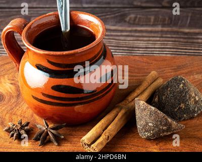 Caffè in pentola con cannella e zucchero di canna non raffinato. Foto Stock