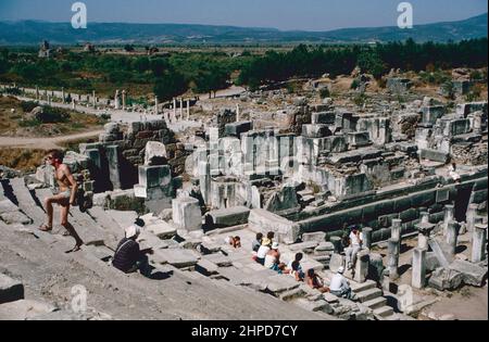 Efeso - rovine di un'antica città di Izmir, Turchia. Il Teatro di Efeso con via del porto. Scansione di archivio da un vetrino. Ottobre 1985. Foto Stock