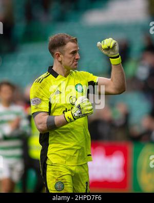 20th febbraio 2022 ; Celtic Park, Glasgow, Scozia; Premier scozzese leaue football Celtic FC Versus Dundee: Il portiere Celtic Joe Hart saluta i tifosi alla fine Foto Stock