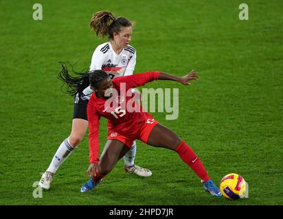 La tedesca Jana Feldkamp (a sinistra) e il canadese Nichelle Prince combattono per la palla durante la partita della Arnold Clark Cup a Carrow Road, Norwich. Data foto: Domenica 20 febbraio 2022. Foto Stock