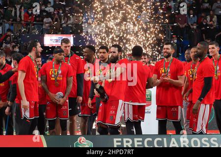 Pesaro, Italia. 20th Feb 2022. Vittoria festeggiamenti durante la finale otto - finale - AX Armani Exchange Olimpia Milano vs Bertram Desthona Basket, Italian Basketball Cup uomini a Pesaro, Italia, Febbraio 20 2022 Credit: Independent Photo Agency/Alamy Live News Foto Stock