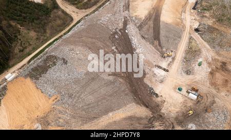Vista aerea della discarica o della discarica della città. Concetto di inquinamento, vista dall'alto. Foto Stock