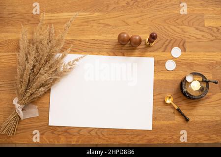 Immagine di posa piatta composizione saluto carta bianca busta lettera, decorare twig cereali, cerchio granulo guarnizione cera, gomma Foto Stock