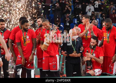 Pesaro, Italia. 20th Feb 2022. Vittoria festeggiamenti durante la finale otto - finale - AX Armani Exchange Olimpia Milano vs Bertram Desthona Basket, Italian Basketball Cup uomini a Pesaro, Italia, Febbraio 20 2022 Credit: Independent Photo Agency/Alamy Live News Foto Stock