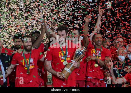 Pesaro, Italia. 20th Feb 2022. Vittoria festeggiamenti durante la finale otto - finale - AX Armani Exchange Olimpia Milano vs Bertram Desthona Basket, Italian Basketball Cup uomini a Pesaro, Italia, Febbraio 20 2022 Credit: Independent Photo Agency/Alamy Live News Foto Stock