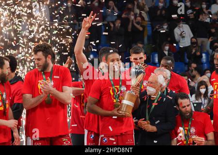 Pesaro, Italia. 20th Feb 2022. Vittoria festeggiamenti durante la finale otto - finale - AX Armani Exchange Olimpia Milano vs Bertram Desthona Basket, Italian Basketball Cup uomini a Pesaro, Italia, Febbraio 20 2022 Credit: Independent Photo Agency/Alamy Live News Foto Stock