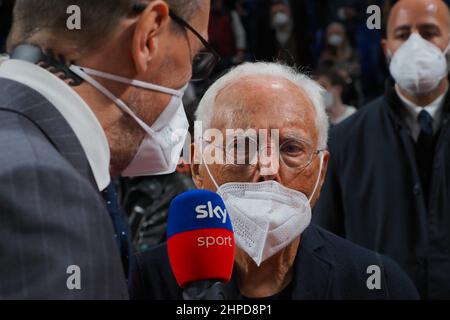 Pesaro, Italia. 20th Feb 2022. Giorgio Armani durante la finale otto - finale - AX Armani Exchange Olimpia Milano vs Bertram Desthona Basket, Coppa Italia di Basket uomini a Pesaro, Febbraio 20 2022 Credit: Agenzia fotografica indipendente/Alamy Live News Foto Stock