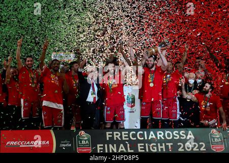 Pesaro, Italia. 20th Feb 2022. Vittoria festeggiamenti durante la finale otto - finale - AX Armani Exchange Olimpia Milano vs Bertram Desthona Basket, Italian Basketball Cup uomini a Pesaro, Italia, Febbraio 20 2022 Credit: Independent Photo Agency/Alamy Live News Foto Stock