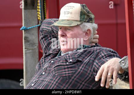 Coltivatore a swap meet in Paese Amish di Ohio, vendita di ciò che egli ha per i redditi in caduta dell'anno di coltivazione Foto Stock