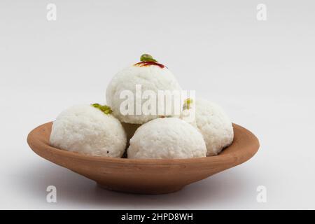 Bengalese Mithai Kacha Gola chiamato anche Pranohora Sondesh Mishti Kaacha Golla Pranhara Sandesh è fatto di Paneer formaggio Cottage e Chhena Flavored Foto Stock