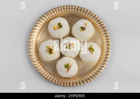 Bengalese Mithai Kacha Gola chiamato anche Pranohora Sondesh Mishti Kaacha Golla Pranhara Sandesh è fatto di Paneer formaggio Cottage e Chhena Flavored Foto Stock