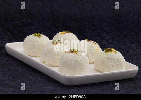 Bengalese Mithai Kacha Gola chiamato anche Pranohora Sondesh Mishti Kaacha Golla Pranhara Sandesh è fatto di Paneer formaggio Cottage e Chhena Flavored Foto Stock