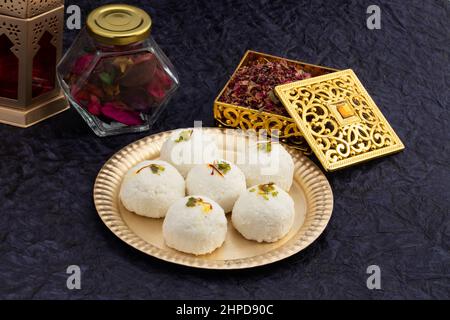 Bengalese Mithai Kacha Gola chiamato anche Pranohora Sondesh Mishti Kaacha Golla Pranhara Sandesh è fatto di Paneer formaggio Cottage e Chhena Flavored Foto Stock