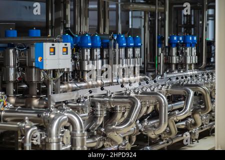 Tubi in acciaio presso la fabbrica di birra - attrezzatura della birreria Foto Stock