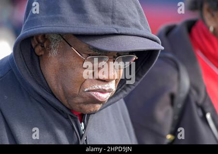 Black African American Senior Face Farmer allo swap Meet in Amish Country of Walnut Creek Ohio, vendendo ciò che ha per reddito in autunno con felpa con cappuccio Foto Stock