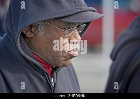 Black African American Senior Face Farmer allo swap Meet in Amish Country of Walnut Creek Ohio, vendendo ciò che ha per reddito in autunno con felpa con cappuccio Foto Stock