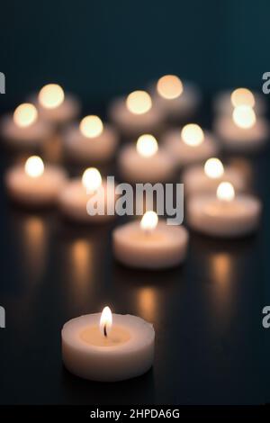 Candele nel buio Foto Stock