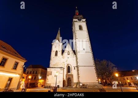 Chiesa gotica della Natività della Beata Vergine Maria e torre dell'orologio. Pisek - città della Repubblica Ceca del Sud. Foto Stock