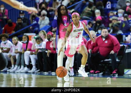 Newark, DE, Stati Uniti. 20th Feb 2022. Delaware Guardia TYI SKINNER (3) dribbles durante un gioco di basket della stagione regolare dell'associazione atletica coloniale domenica, febbraio 20, 2022; al centro del carpentiere del Bob a Newark, DE. (Credit Image: © Saquan Stimpson/ZUMA Press Wire) Foto Stock