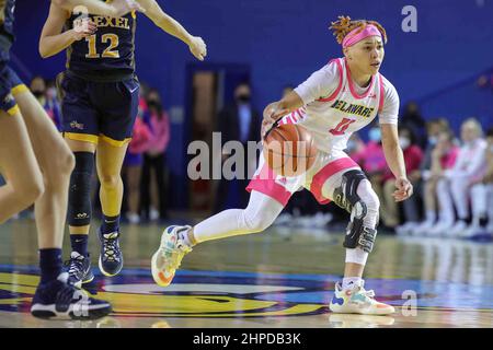 Newark, DE, Stati Uniti. 20th Feb 2022. Delaware Guard PARIS MCBRIDE (4) dribbles durante una partita di basket della stagione coloniale dell'Associazione Atletica domenica 20 febbraio 2022; al Bob Carpenter Center di Newark, DE. (Credit Image: © Saquan Stimpson/ZUMA Press Wire) Foto Stock