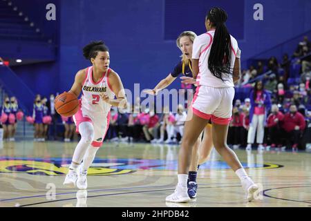 Newark, DE, Stati Uniti. 20th Feb 2022. Delaware Guardia TARA COUSINS (2) dribbles durante una partita di basket della stagione coloniale dell'Associazione Atletica Domenica, Febbraio 20, 2022; al Bob Carpenter Center di Newark, DE. (Credit Image: © Saquan Stimpson/ZUMA Press Wire) Foto Stock