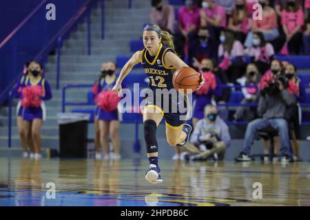 Newark, DE, Stati Uniti. 20th Feb 2022. Drexel Guardia HANNAH NICHILL (12) dribbles durante un gioco di basket della stagione normale dell'associazione atletica coloniale domenica, febbraio 20, 2022; al centro del carpentiere del Bob a Newark, DE. (Credit Image: © Saquan Stimpson/ZUMA Press Wire) Foto Stock