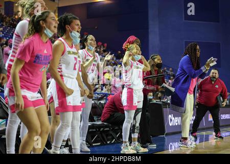 Newark, DE, Stati Uniti. 20th Feb 2022. Delaware Bench festeggia durante una partita di basket della stagione regolare dell'associazione atletica coloniale domenica 20 febbraio 2022; al Bob Carpenter Center di Newark, DE. (Credit Image: © Saquan Stimpson/ZUMA Press Wire) Foto Stock