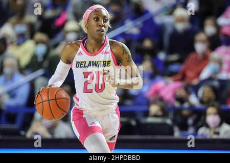 Newark, DE, Stati Uniti. 20th Feb 2022. Delaware Guardia JASMINE DICKEY (20) dribbles durante un gioco di basket della stagione atletica coloniale Associazione Domenica, Febbraio 20, 2022; al Bob Carpenter Center a Newark, DE. (Credit Image: © Saquan Stimpson/ZUMA Press Wire) Foto Stock