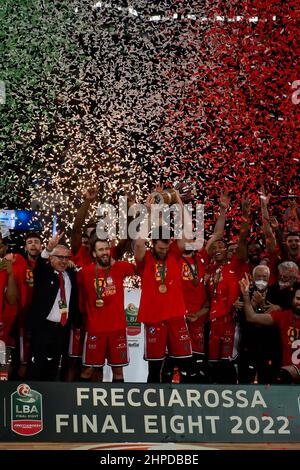 Pesaro, Italia. 20th Feb 2022. Vittoria festeggiamenti durante la finale otto - finale - AX Armani Exchange Olimpia Milano vs Bertram Desthona Basket, Italian Basketball Cup uomini a Pesaro, Italia, Febbraio 20 2022 Credit: Independent Photo Agency/Alamy Live News Foto Stock