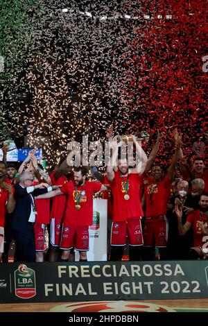 Pesaro, Italia. 20th Feb 2022. Vittoria festeggiamenti durante la finale otto - finale - AX Armani Exchange Olimpia Milano vs Bertram Desthona Basket, Italian Basketball Cup uomini a Pesaro, Italia, Febbraio 20 2022 Credit: Independent Photo Agency/Alamy Live News Foto Stock