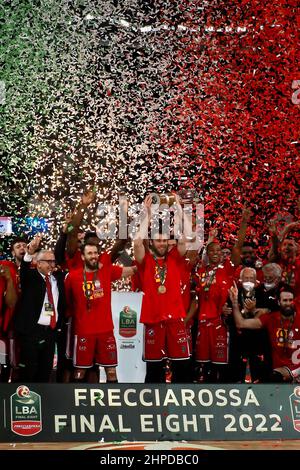 Pesaro, Italia. 20th Feb 2022. Vittoria festeggiamenti durante la finale otto - finale - AX Armani Exchange Olimpia Milano vs Bertram Desthona Basket, Italian Basketball Cup uomini a Pesaro, Italia, Febbraio 20 2022 Credit: Independent Photo Agency/Alamy Live News Foto Stock