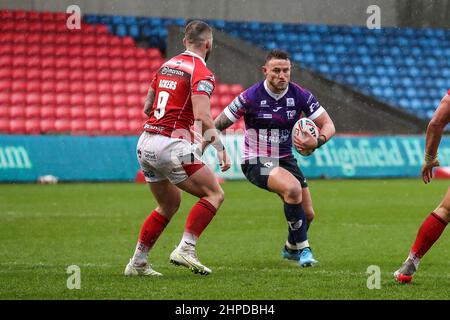 Salford, Regno Unito, 20 febbraio 2022. Chris Hankinson di Tolosa corre a Salfords Andy Ackers durante la partita della Super League tra Salford Red Devils e Tolosa all'AJ Bell Stadium di Salford il 20 febbraio 2022. Foto di Simon Hall. Solo per uso editoriale, licenza richiesta per uso commerciale. Nessun utilizzo nelle scommesse, nei giochi o nelle pubblicazioni di un singolo club/campionato/giocatore. Credit: UK Sports Pics Ltd/Alamy Live News Foto Stock