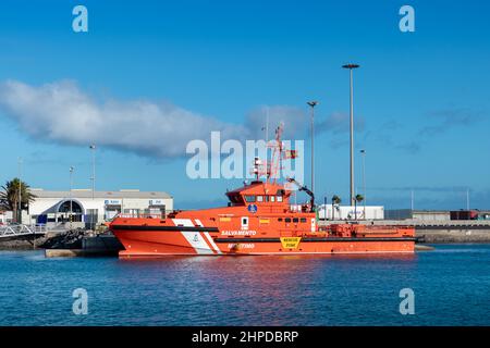 Spagna, 2022 gennaio: Nave di salvataggio dal governo spagnolo ancorato a Puerto del Rosario, Fuerteventura, Spagna. Il testo 'Salvamento Marítimo' significa 'Maritim Foto Stock