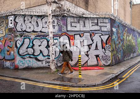 Graffiti all'angolo tra Gray Eagle Street e Quaker Street, Spitalfields E1 London UK. Questa zona è un focolaio di Street art. Foto Stock