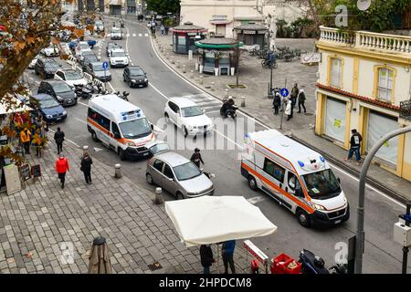 Le ambulanze italiane rispondono a un'emergenza e acceleri attraverso il traffico intenso del centro cittadino a Sanremo, Imperia, Liguria, Italia Foto Stock