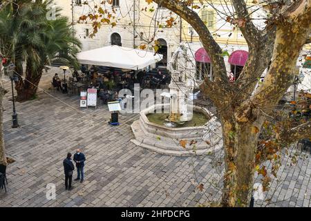 Vista ad alto angolo di Piazza Eroi Sanremesi con la fontana e il caffè sul marciapiede nel centro storico di Sanremo in inverno, Imperia, Liguria, Italia Foto Stock