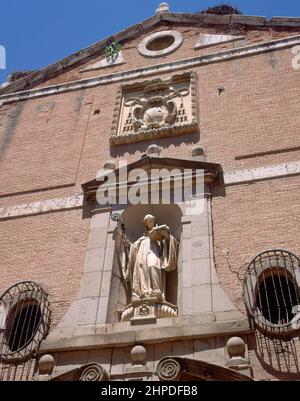 HORNACINA CON LA IMAGEN DE SAN BERNARDO Y ESCUDO DEL CARDENAL SANDOVAL Y ROJAS - S XVII AUTORE: MONEGRO Y PEREYRA J B. LUOGO: CONVENTO DE LAS BERNARDAS. Alcalá de Henares. MADRID. SPAGNA. Foto Stock