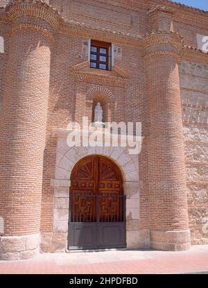 PORTADA - HORNACINA CON LA IMAGEN DE SANTA CLARA. LOCALITÀ: CONVENTO DE FRANCISCANAS DE SANTA CLARA. Alcalá de Henares. MADRID. SPAGNA. Foto Stock